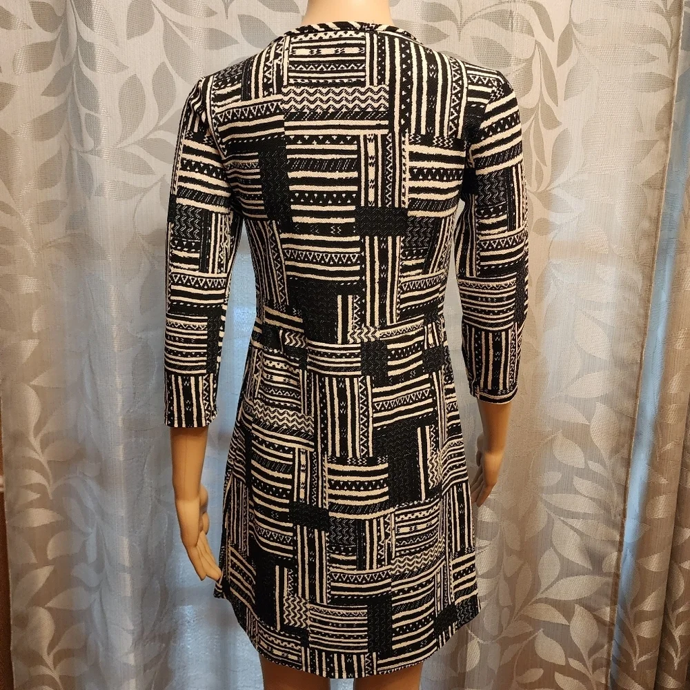 Black and White Abstract Print Dress - Picture 5 of 12
